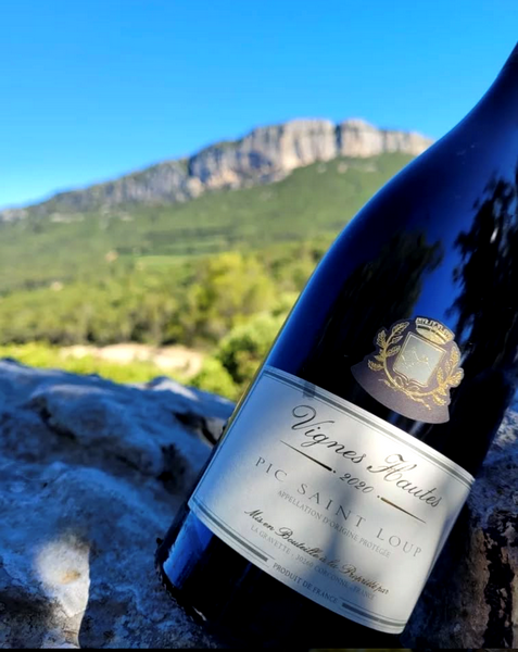 Bouteille Vignes Hautes face au Pic Saint-Loup