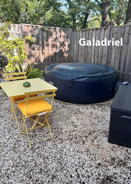 Le jacuzzi privatif du gîte Galadriel, sous les chênes