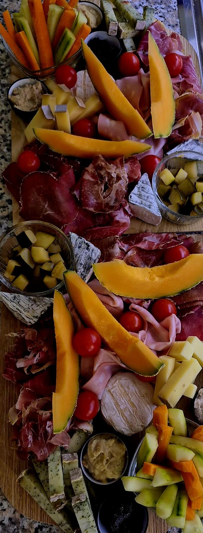 Grande planche de fromages, charcuteries et légumes