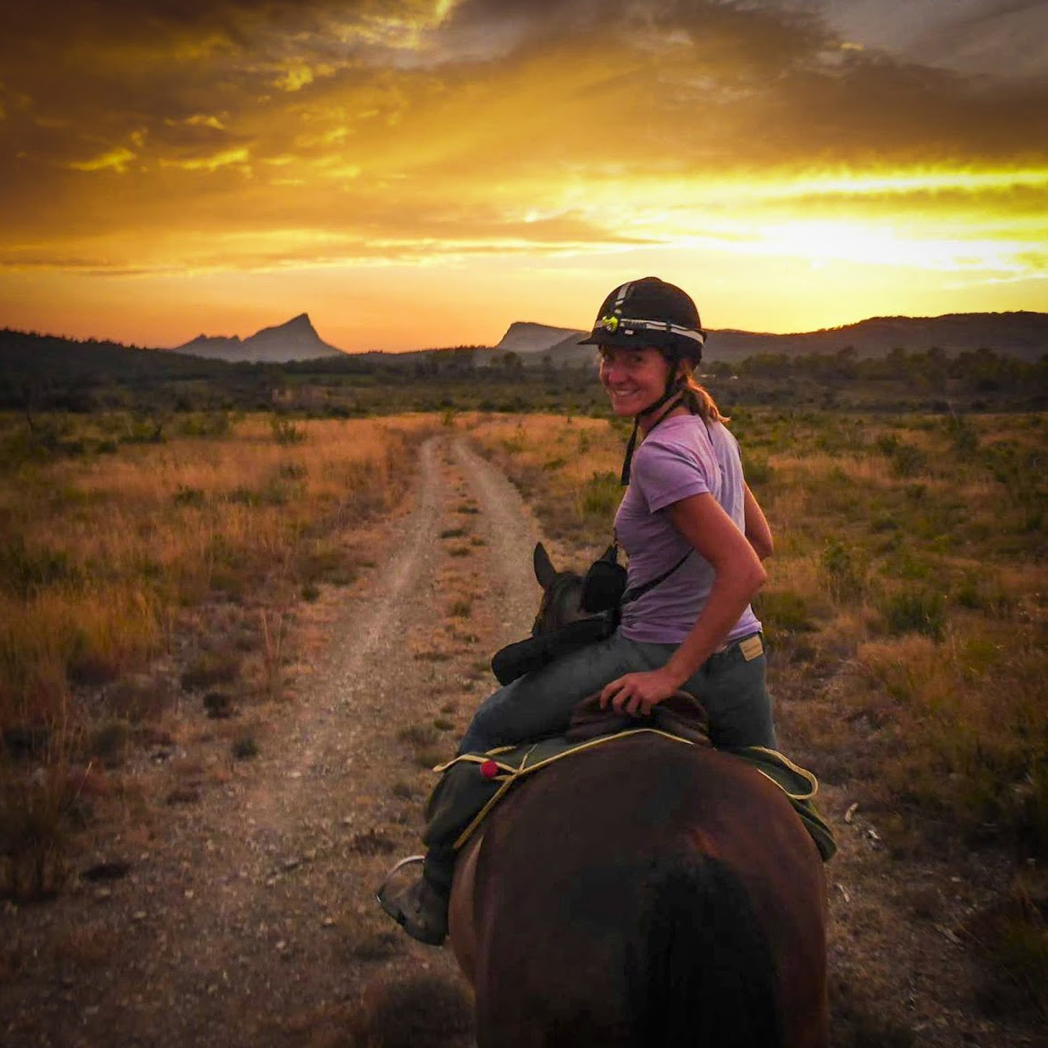 Claire à cheval au coucher du soleil