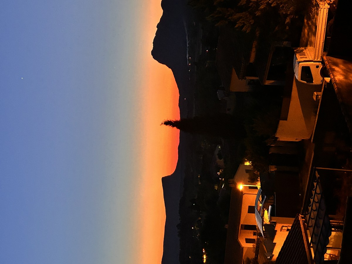 Le Pic Saint-Loup au crépuscule, vu depuis Saint-Martin-de-Londres