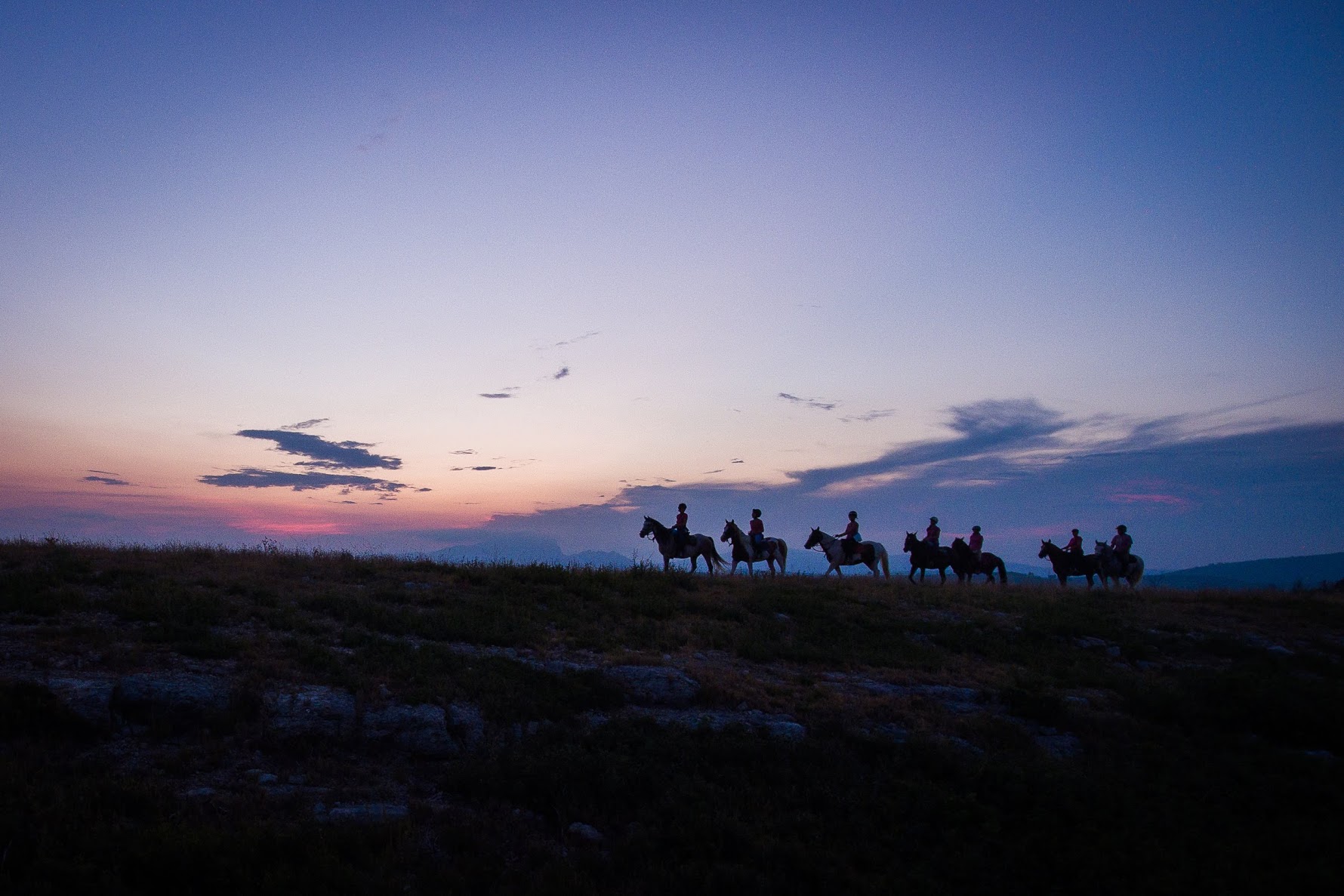 Randonnée à cheval à la tombée de la nuit