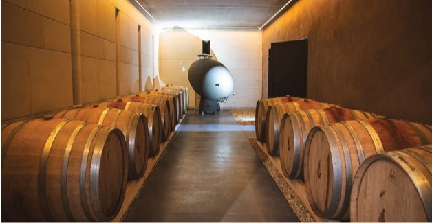 Le chai à barriques de la Bergerie du Capucin