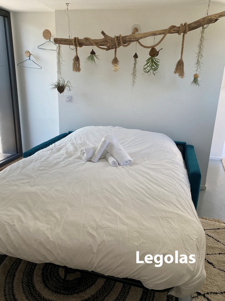 Le lit du gîte Legolas, sous la branche suspendue