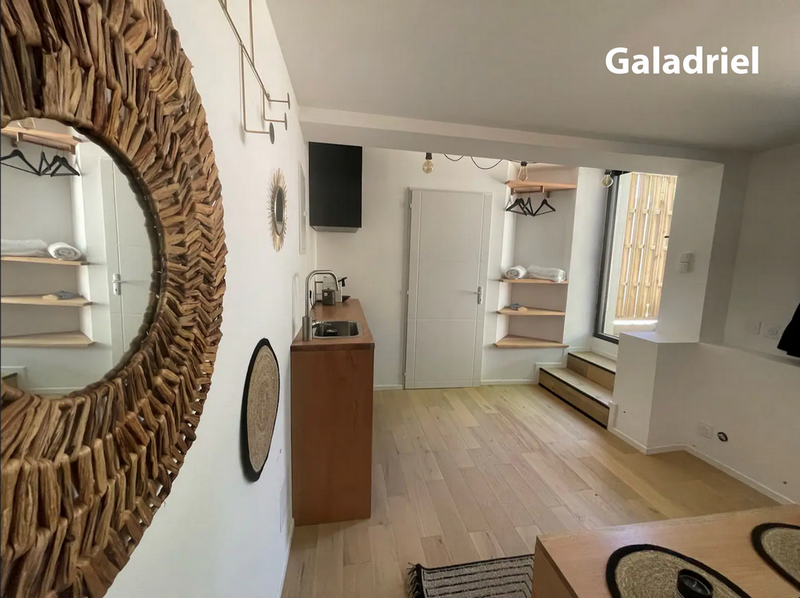 L'intérieur du gîte Galadriel, coin cuisine et miroir en bois flotté