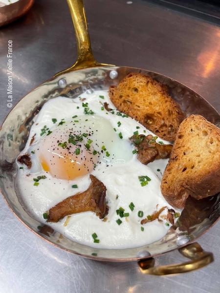 Œuf cuisiné à la flamme et pain grillé
