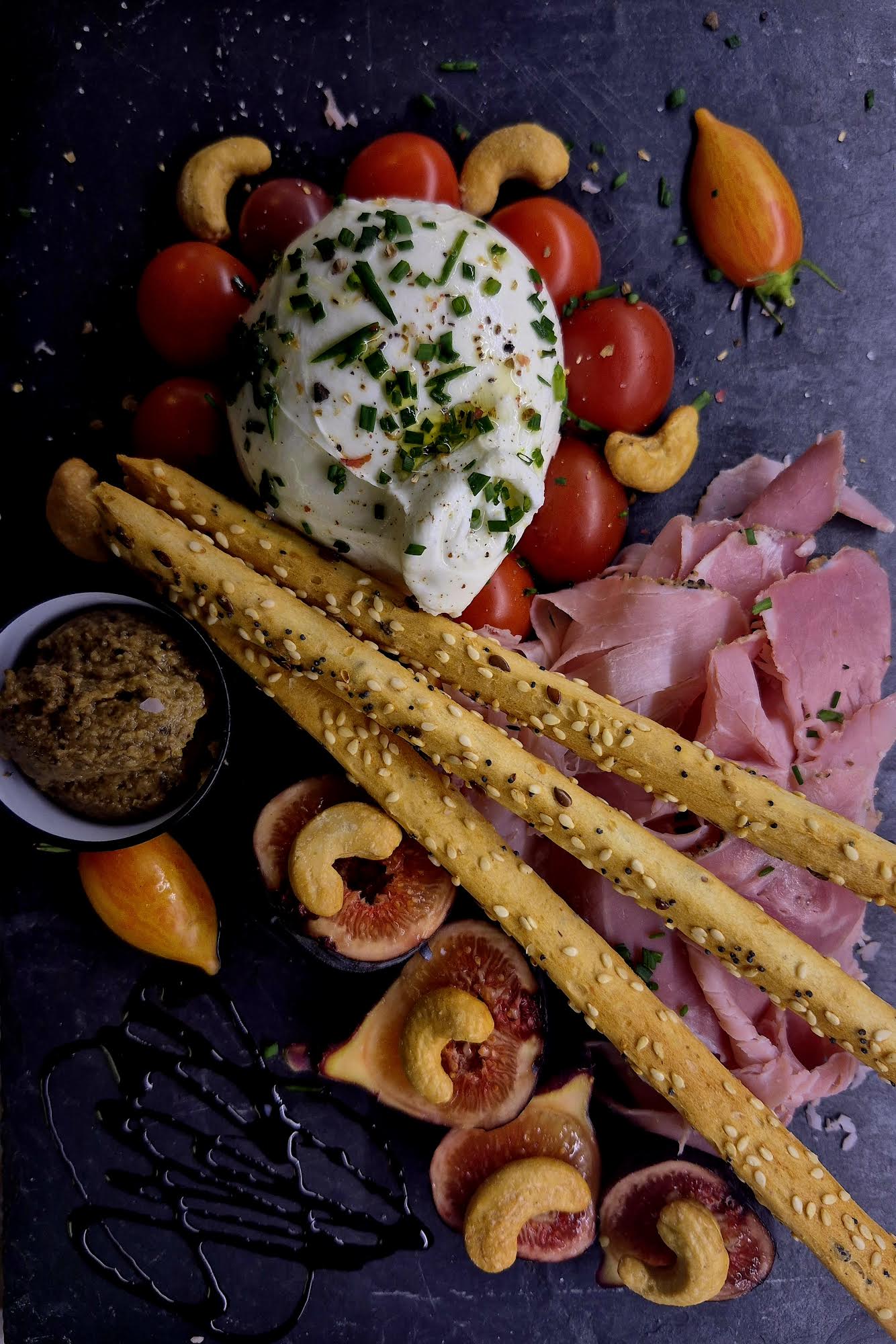 Burrata, tomates, jambon et gressins