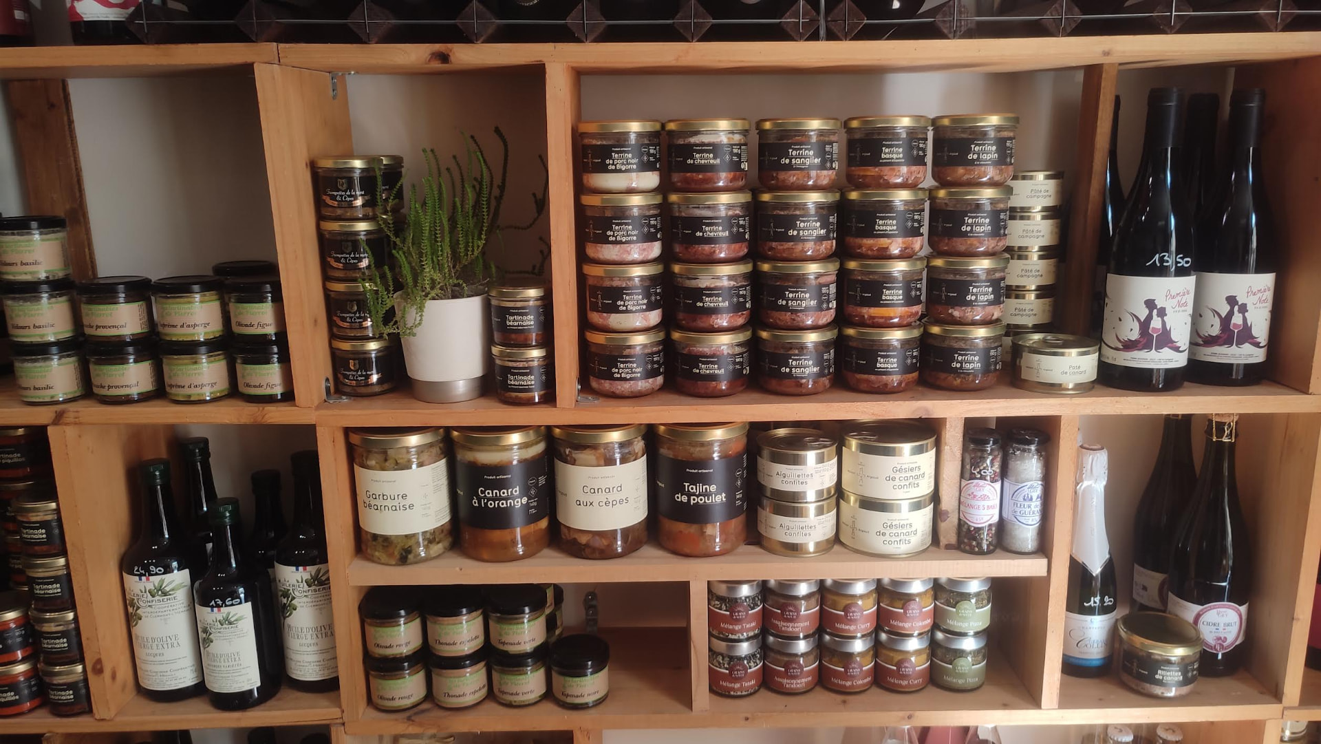 Sélection de produits régionaux dans l'épicerie