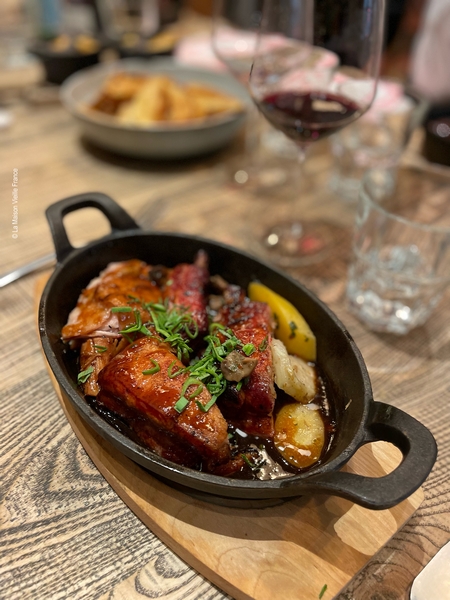 Plat généreux servi en cocotte