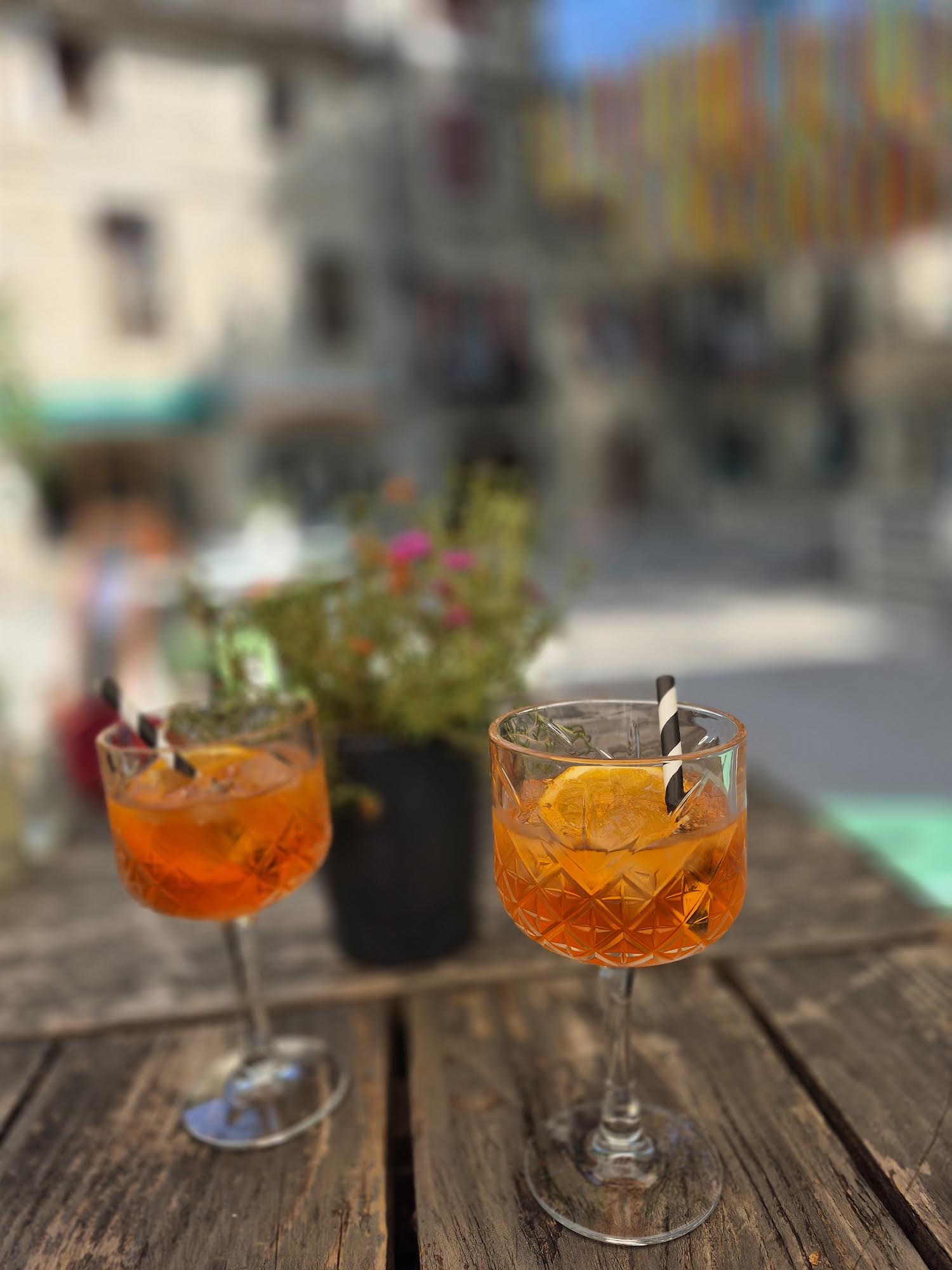 Cocktails servis en terrasse sur la place