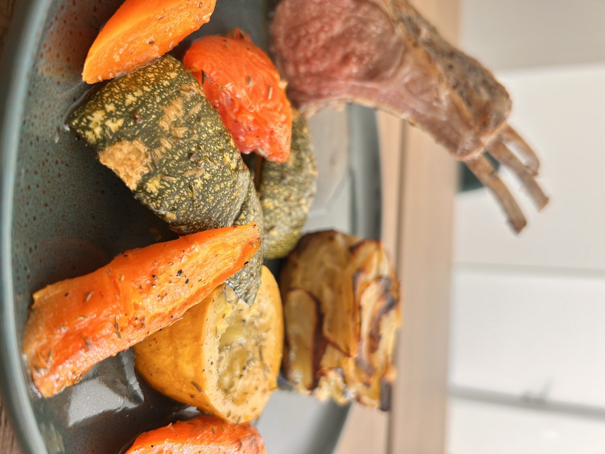 Assiette de la table d'hôte : agneau et légumes de saison