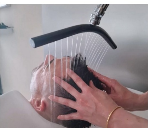 Rituel de soin au bac de shampooing